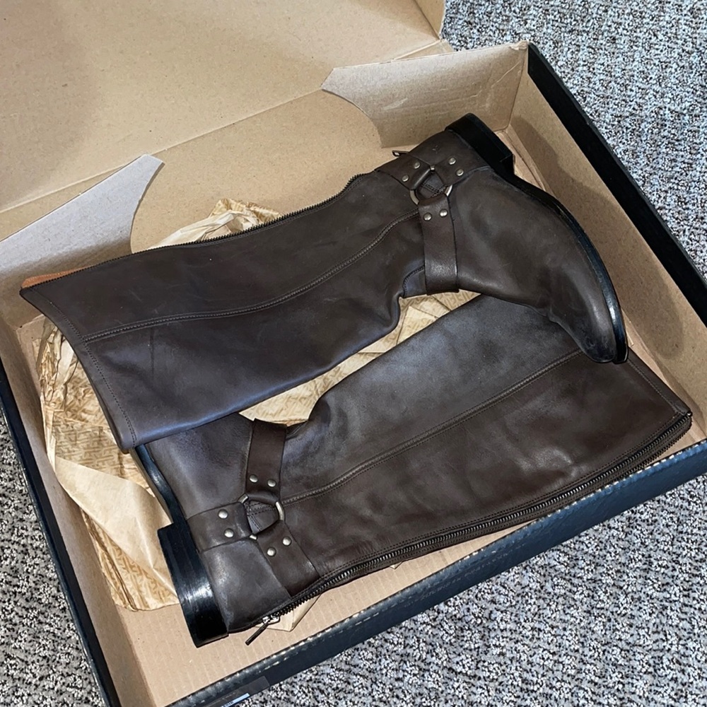 NWOT Frye Phillip Harness Tall Books in Smoke